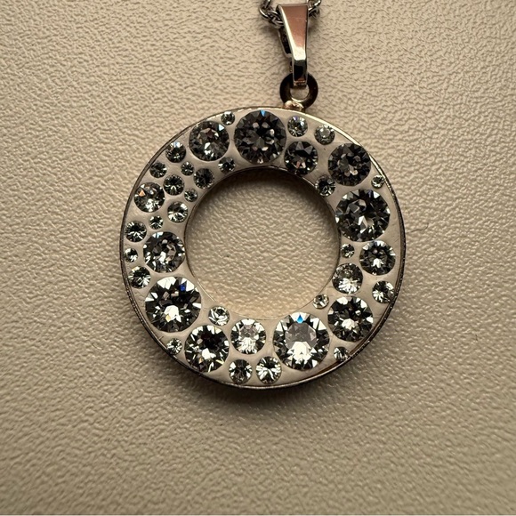 Elegant Necklace with Swarovski Crystal Pendant - Picture 3 of 4